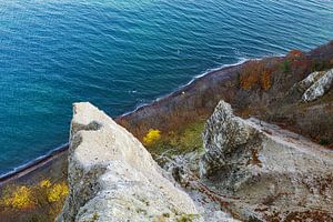 Kreidefelsen im Herbst an der Küste der Ostsee auf der Insel R