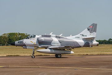 Een McDonnell Douglas A-4N Skyhawk van Top Aces. van Jaap van den Berg