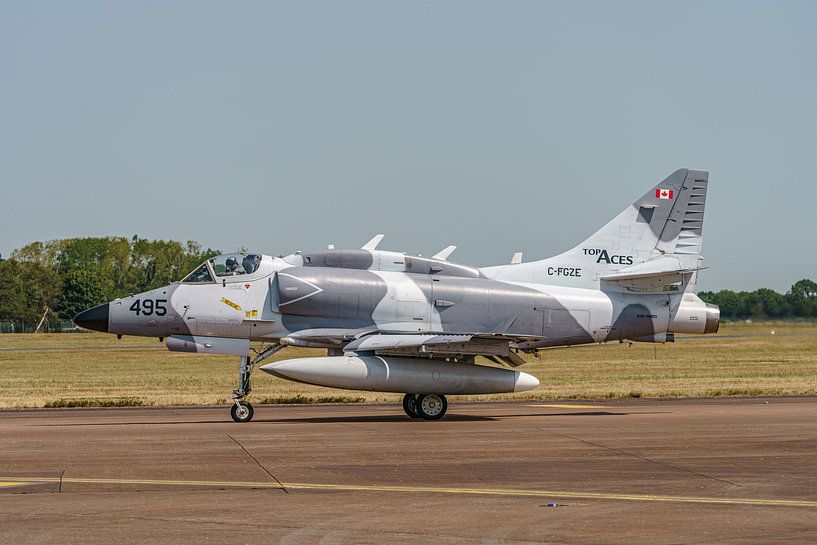 Een McDonnell Douglas A-4N Skyhawk van Top Aces. van Jaap van den Berg