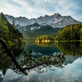 Sunrise at lake Eibsee van Tim Wouters