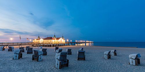 Pier in de badplaats Albeck op Usedom in de avond
