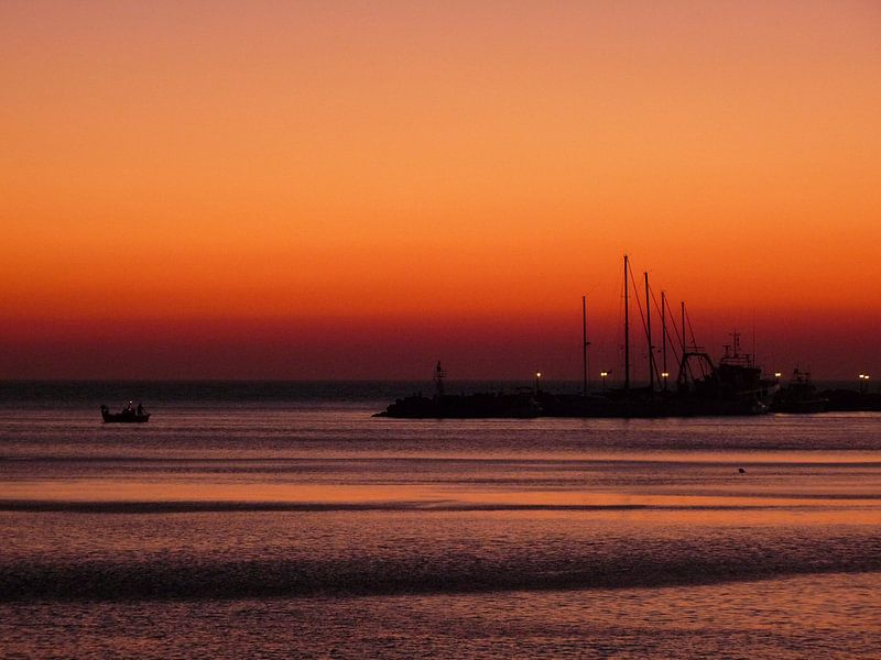 Zonsondergang achter de haven van Molyvos - Lesbos von Gerda Hoogerwerf