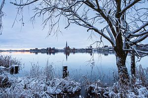 Blick über die Warnow auf die Hansestadt Rostock im Winter