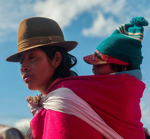 Ecuador: Kind in rugzak (Guamote)