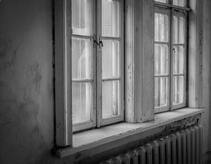 Alte verwitterte Fenster in einem historischen russischen Krankenhaus – Dokumentarfotografie