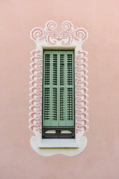 Groen raam tegen roze muur | Gaudi Museum | Park Güell | Barcelona | Spanje