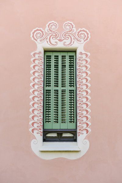 Groen raam tegen roze muur | Gaudi Museum | Park Güell | Barcelona | Spanje van Mirjam Broekhof