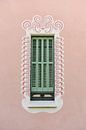 Groen raam tegen roze muur | Gaudi Museum | Park Güell | Barcelona | Spanje van Mirjam Broekhof thumbnail
