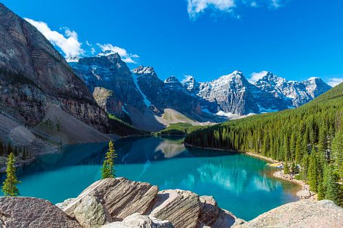 Blauw meer tussen de bergen in Canada