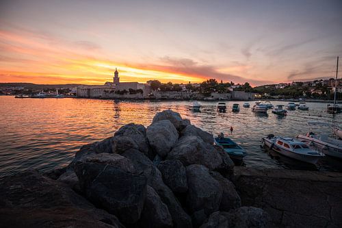 Panorama in de avond van de oude stad van Krk