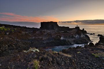 Avondstilte op het lavastrand, vulkanische kustmagie op La Palma