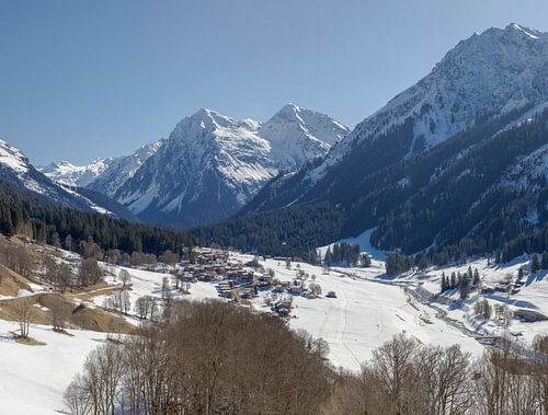 Besneeuwd buurtschap in een alpendal, Monbiel - Klosters, Graubünden, Zwitserland