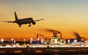 Ein Flugzeug landet in Berlin -Tegel
