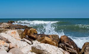Felsen mit Wellen an einem Naturstrand an der Adria in Italien