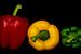 Makro frische Paprika mit Wassertropfen in Farben rot gelb grün vor schwarzem Hintergrund von Dieter Walther