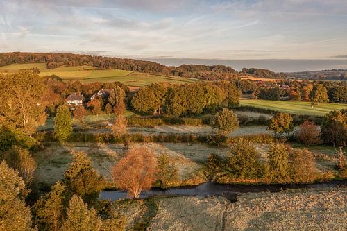 Luchtfoto van vakwerkhuisjes in herfstkleuren