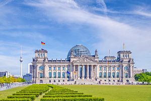 Reichstagsgebäude in Berlin mit Fernsehturm