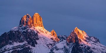 Berglandschaft "Das erste Licht auf dem Berg" von Coen Weesjes
