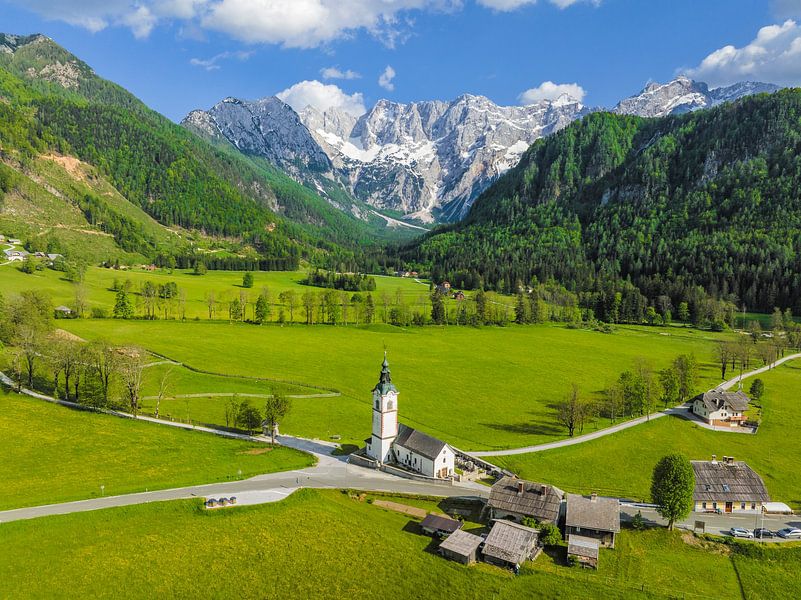 L'église de Zgornje Jezersko dans la vallée, vue aérienne au printemps par Sjoerd van der Wal Photographie