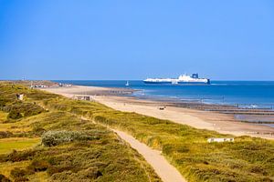 DFDS-Schiff fährt entlang der Küste von Zeeland