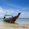 Tropisch strand met een longtailboot, Koh Phangnan, Thailand van Tjeerd Kruse