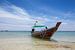 Plage tropicale avec un bateau à longue queue, Koh Phangnan, Thaïlande sur Tjeerd Kruse