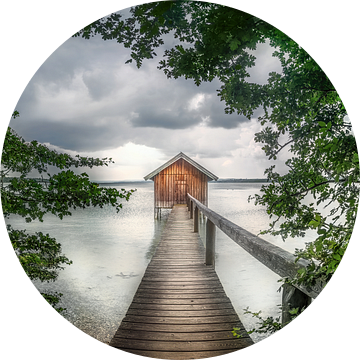 Romantische aanlegsteiger met boothuis aan een meer in Beieren van Voss Fine Art Fotografie
