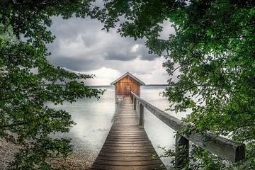 Romantischer Steg mit Bootshaus am See in Bayern von Voss Fine Art Fotografie