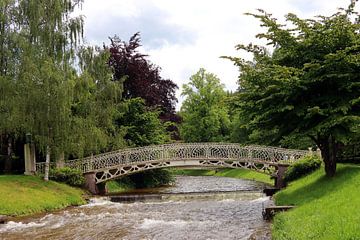 Romantische Brücke über einen Bach von Rüdiger Rebmann