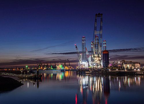 waalhaven rotterdam bluehour harbour 010 kraan weerspiegeling offshore