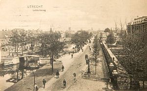 Historische Postkarte aus dem Jahr 1910 von Menschen auf der Straße in Utrecht