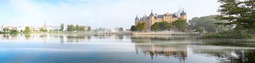 Schwerin panorama van het kasteel, de brug en de stad met reflectie in het meer en de ochtendmist, k