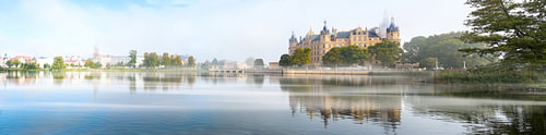 Schweriner Panorama von Schloss, Brücke und Stadt mit Spiegelung im See und Morgennebel, Kopierraum