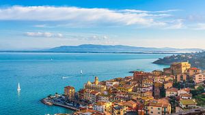 Der Hafen von Porto Santo Stefano und die Küste des Argentario