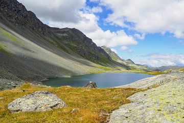 Des lacs de montagne cristallins - une photographie alpine spectaculaire avec des reflets clairs et un panorama de montagnes. Acheter maintenant une peinture murale ou une toile et profiter de la nature.