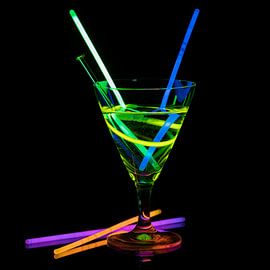 Cocktailglas met neonlicht van Jan Schneckenhaus