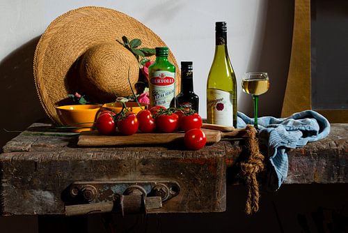 Stilleven Oude Werkbank - ateliertafel lunch met tomaten en wijn