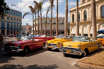 Amerikaanse klassieke auto's in Havana, Cuba van Peter Schickert