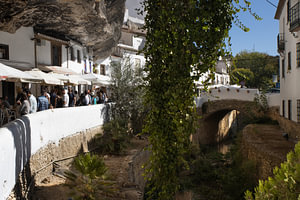 Sentenil de las Bodegas Spanien - Die Felsen hängen über der Stadt