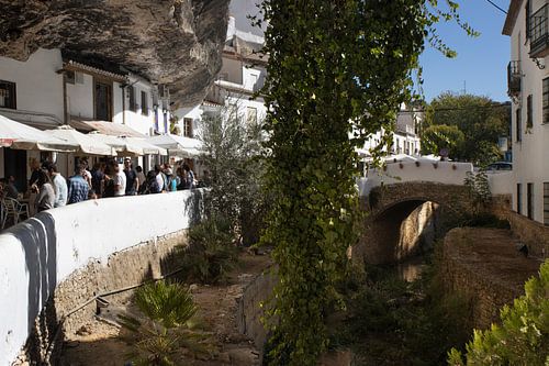Sentenil de las Bodegas Spanje - De rotsen hangen over de stad