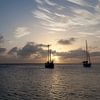 Bateaux à voile au coucher du soleil. sur Vanessa D.