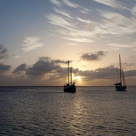Zeilbootjes bij zonsondergang. van Vanessa D.