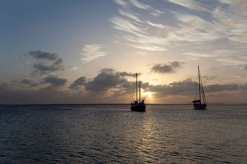 Bateaux à voile au coucher du soleil.