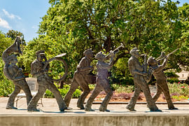 Standbeeld van een jazz-brassband in Louis Armstrong Park, New Orleans van Patricia Hofmeester