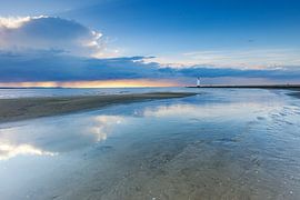 Uitzicht op de pier met de vuurtoren van Swinoujscie van Tilo Grellmann