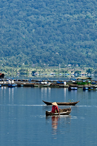 Blaue Gelassenheit und indonesische Traditionen