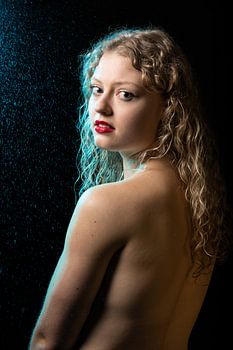 Portrait sensuel en studio d'une femme blanche blonde de 21 ans avec