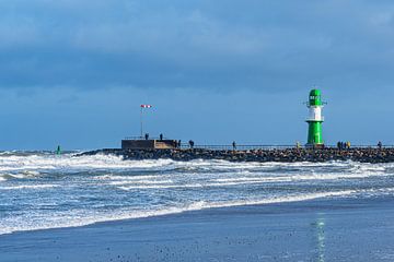 Môle sur la côte de la mer Baltique à Warnemünde sur Rico Ködder