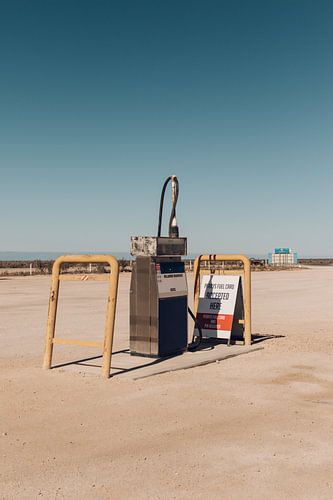Retro tankstation langs de weg in Australie