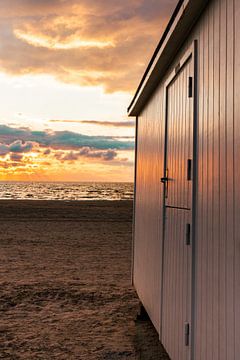 Gedeeltelijk zicht op een badhuis op het strand van Løkken bij zonsondergang van Andrea Gaitanides - Fotografie mit Leidenschaft